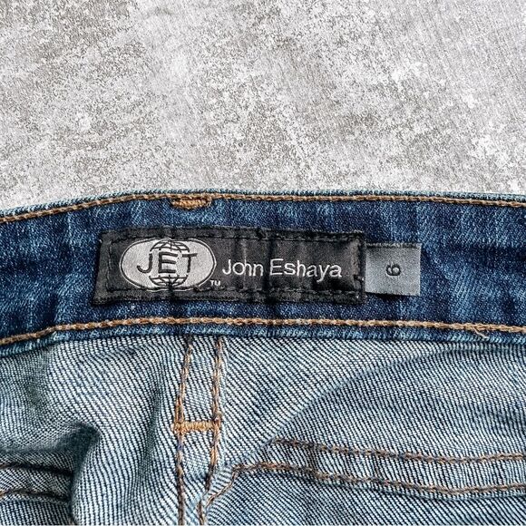John Eshaya Distressed Skinny Crop Medium Wash Jean Size 6 - Picture 6 of 6